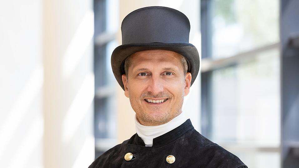 Freut sich auf Straubing und seine B&uuml;rger: Alexis Gula, Pr&auml;sident des Bundesverbands des Schornsteinfegerhandwerks. Am Rande der Tagung in der Joseph-von-Fraunhofer-Halle werden Kaminkehrer in traditioneller Zunftkleidung in der Stadt zu sehen sein.