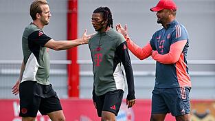 Bayern-Coach Vincent Kompany (rechts) traut seinen Stürmern Harry Kane (links) und Michael Olise (Mitte) persönlich höchste Ehren zu. (Archivfoto)