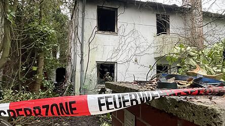 Die Ruine des Anwesens am Dräxlmairweg, das der Verein „Papst Benedikt der XVI. Apostolische Mission“ ersteigert hatte. Die Zahlung seines Gebots blieb der Verein schuldig, wie das Amtsgericht bestätigte. Die Ruine des Anwesens am Dräxlmairweg, das der Verein „Papst Benedikt der XVI. Apostolische Mission“ ersteigert hatte. Die Zahlung seines Gebots blieb der Verein schuldig, wie das Amtsgericht bestätigte.