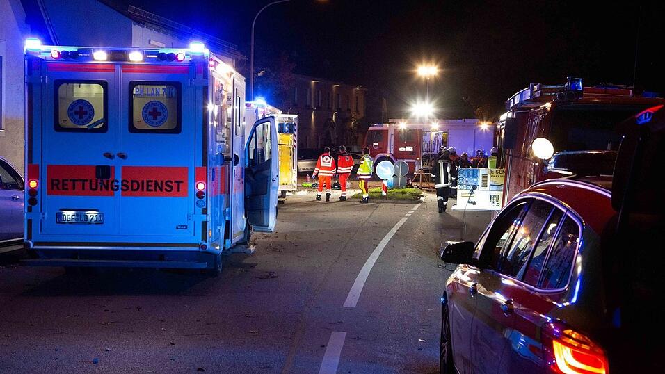 Schwerer Unfall am Dienstag kurz vor Mitternacht in Mengkofen (Kreis Dingolfing-Landau). Auch ein Rettungshubschrauber musste zur Unfallstelle beordert werden.