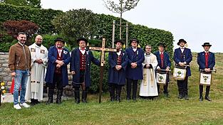 B&uuml;rgermeister Markus Hofmann, Stadtpfarrer Thomas Winderl, Kreuztr&auml;ger Sepp Schedlbauer, sein Nachfolger Stefan Schedlbauer, die Laternentr&auml;ger Florian Schedlbauer und Sebastian Wurzer, Kaplan Michael Steinhilber sowie die Fanfarenbl&auml;ser Michael Traurig, Alexander Neppl und Georg Barth (v.l.) nach der &Uuml;bergabe des Pfingstritt-Kreuzes.