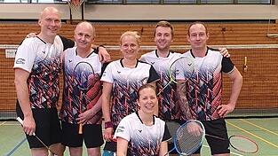 Die Osterhofener Meistermannschaft: (stehend v.l.) Stefan Baumann, Alois Ruderer (Abteilungsleiter), Karin Donaubauer, Adrian Jahrstorfer, Roland Rader (Spielführer) und (kniend) Nanni Baumann.