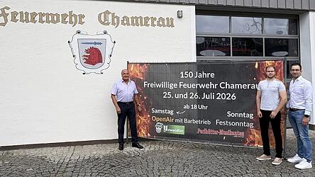 Schirmherr Herbert Ettl und die beiden Festleiter Lukas Fischer und Christopher Hannes (v.l.) vor dem Chamerauer Ger&auml;tehaus