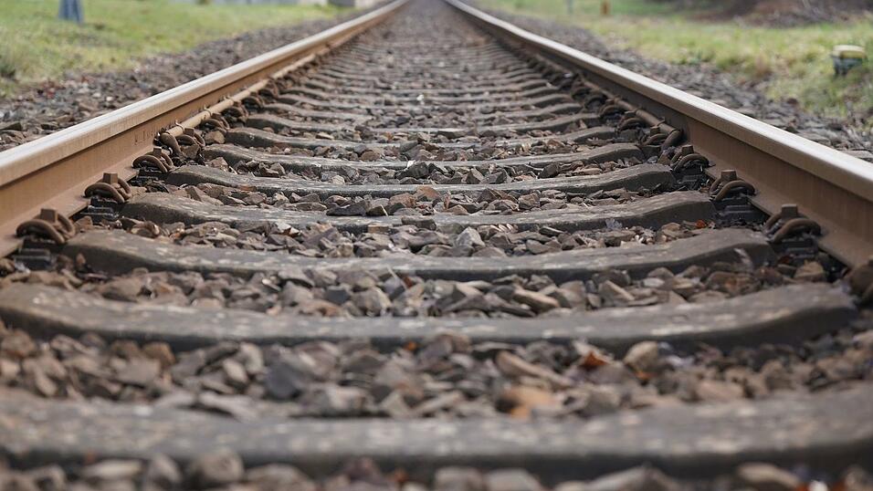 In Starnberg wurde ein Toter an den Bahngleisen gefunden (Symbolbild).