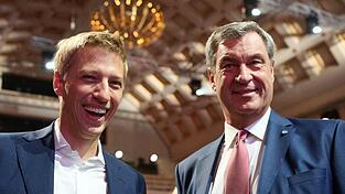 Haben Grund zur Freude: Münchens Oberbürgermeister Dominik Krause (l) und Bayerns Ministerpräsident Markus Söder Haben Grund zur Freude: Münchens Oberbürgermeister Dominik Krause (l) und Bayerns Ministerpräsident Markus Söder