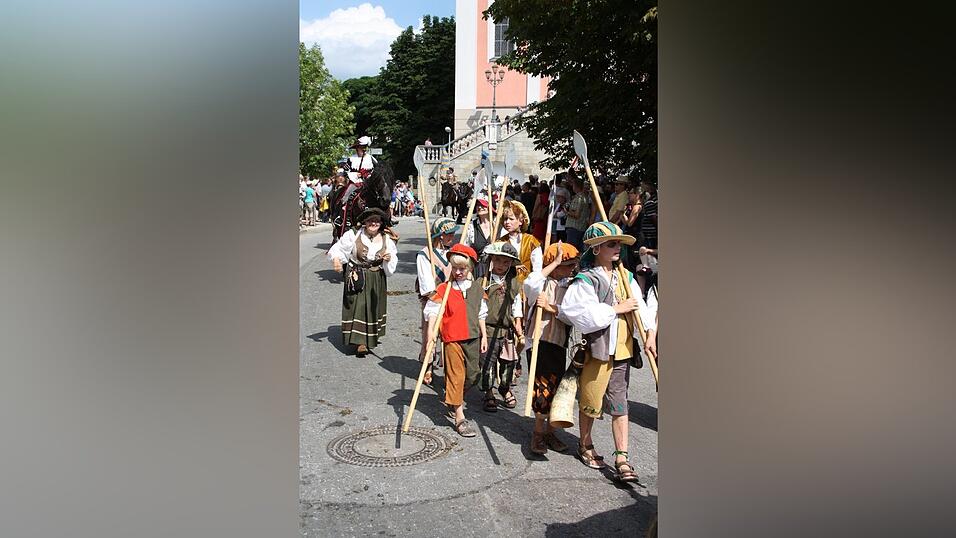 Die schönsten Augenblicke des historischen Drachenstich-Festzuges 2016. Die schönsten Augenblicke des historischen Drachenstich-Festzuges 2016.