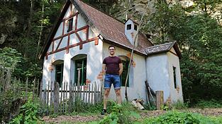 Johannes Sepaintner studiert Lehramt Realschule Deutsch und Englisch und erklärt, was nach der Aufführung mit dem Bühnenbild geschieht. Johannes Sepaintner studiert Lehramt Realschule Deutsch und Englisch und erklärt, was nach der Aufführung mit dem Bühnenbild geschieht.