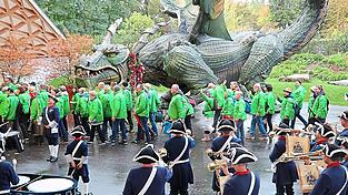 Nicht zuletzt dank der ehrenamtlichen Helfer hat die Landesgartenschau zum Erfolg werden können. Unter klingendem Spiel des Grenzfähnleins ziehen sie ein.