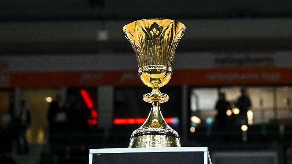 Goldener Glanz: Der WM-Pokal war in Neu-Ulm zu sehen.