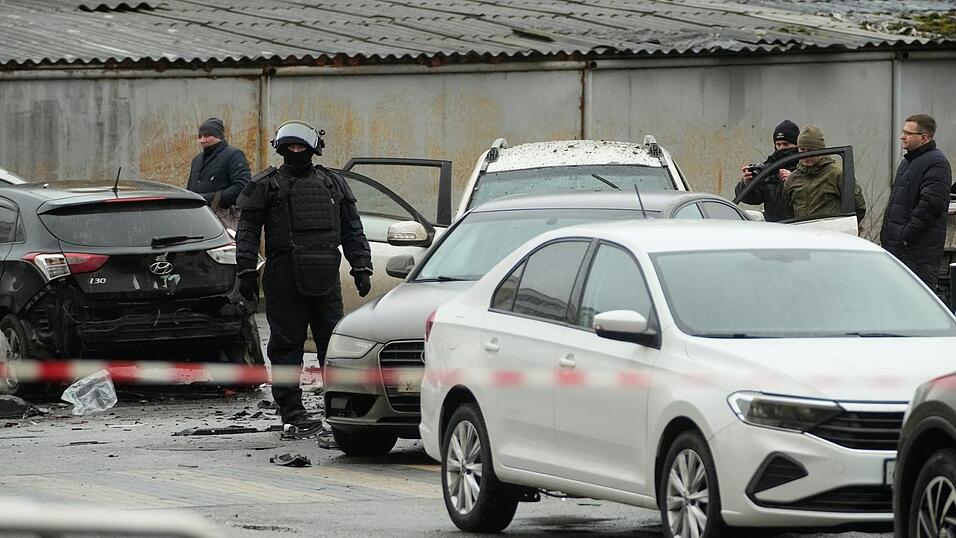 Unter dem Wagen soll eine Haftmine explodiert sein.