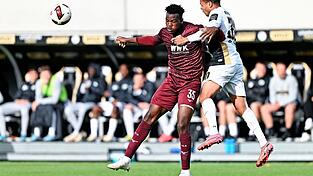 Juma Bah wurde nach Angaben des FC Augsburg im Netz rassistisch beleidigt und bedroht. (Archivbild) Juma Bah wurde nach Angaben des FC Augsburg im Netz rassistisch beleidigt und bedroht. (Archivbild)