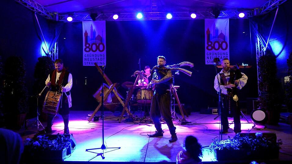 Mittelalter-Flair und super Stimmung: Die lange Einkaufsnacht 'Schlaflos' war gleichzeitig der Auftakt zum Mittelalter-Fest in Straubing. Mittelalter-Flair und super Stimmung: Die lange Einkaufsnacht 'Schlaflos' war gleichzeitig der Auftakt zum Mittelalter-Fest in Straubing.