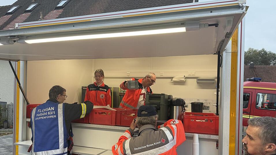 Etwa 180&nbsp;Einsatzkr&auml;fte von Feuerwehr, BRK und Bergwacht halfen bei der Personensuche mit. Der Vermisste wurde letztendlich am Donnerstagmittag gefunden.