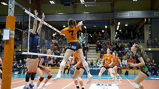 Die Spielerinnen von NawaRo Straubing um Valbona Ismailia (Nummer sieben) können der Punkteausbeute an diesem Wochenende, vor allem aber mit dem 3:1-Sieg gegen Dresden zufrieden sein. Die Spielerinnen von NawaRo Straubing um Valbona Ismailia (Nummer sieben) können der Punkteausbeute an diesem Wochenende, vor allem aber mit dem 3:1-Sieg gegen Dresden zufrieden sein.