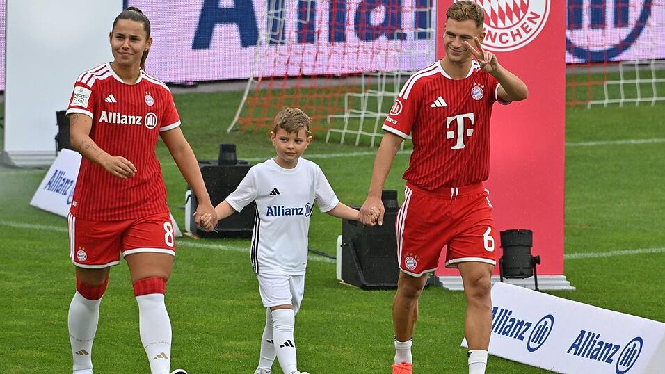 Nationalmannschaftskapitän Joshua Kimmich (r) ist froh, dass der Kader wieder komplett ist. Nationalmannschaftskapitän Joshua Kimmich (r) ist froh, dass der Kader wieder komplett ist.