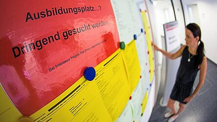 Etwa 1.000 Bewerber suchten zuletzt nach einer Ausbildungsstelle oder einem dualen Studienplatz. Unternehmen in Stadt und Landkreis meldeten der Agentur f&uuml;r Arbeit im Juni rund 4.300 freie Stellen.