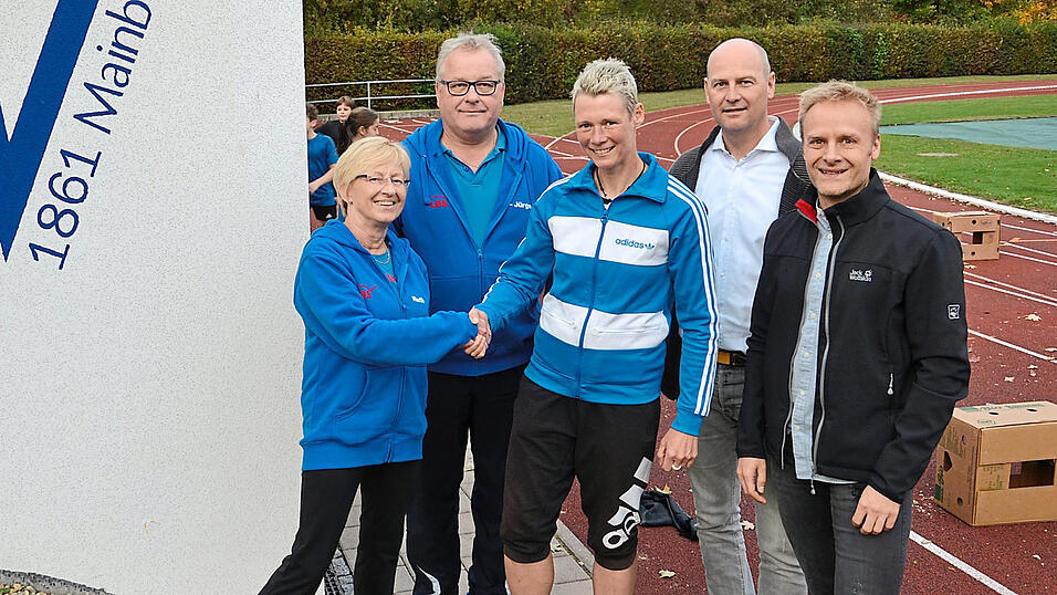 Herzlich willkommen beim TSV Mainburg: Leichtathletik-Abteilungsleiterin Ruth Kittsteiner-Eberle, ihr Stellvertreter Hans-Jürger Hintermeier, Bernhard Floder und TSV-Vorsitzender Alexander Hauf (v.l.) heißen Andrea Seitz willkommen. Herzlich willkommen beim TSV Mainburg: Leichtathletik-Abteilungsleiterin Ruth Kittsteiner-Eberle, ihr Stellvertreter Hans-Jürger Hintermeier, Bernhard Floder und TSV-Vorsitzender Alexander Hauf (v.l.) heißen Andrea Seitz willkommen.