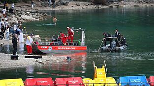Der Junge war laut der Polizei vom Boot ins Wasser gefallen. Der Vater hatte versucht, ihn zu retten.