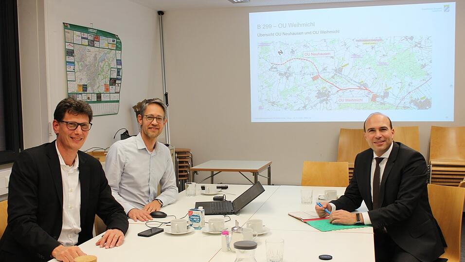 Bereichsleiter Stefan Leitner (l.), Planer Tobias Lindner (M.) und Bundestagsabgeordneter Florian Oßner erörterten die wichtigen Straßenbauprojekte der Region im Staatlichen Bauamt Landshut.