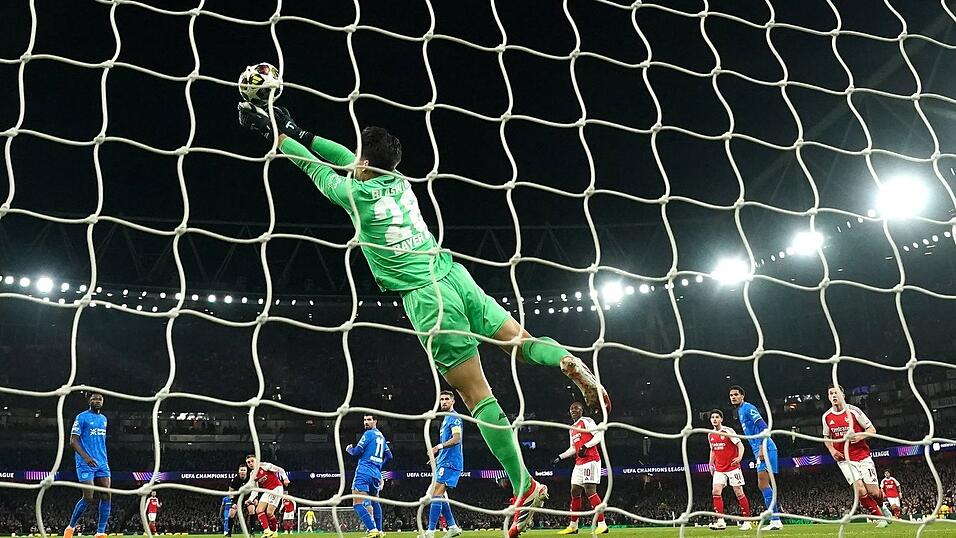 Mit seinen Paraden hielt Torh&uuml;ter Janis Blaswich Leverkusen lange im Spiel.