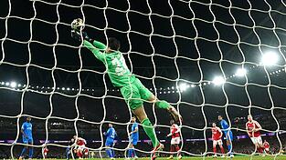 Mit seinen Paraden hielt Torh&uuml;ter Janis Blaswich Leverkusen lange im Spiel.