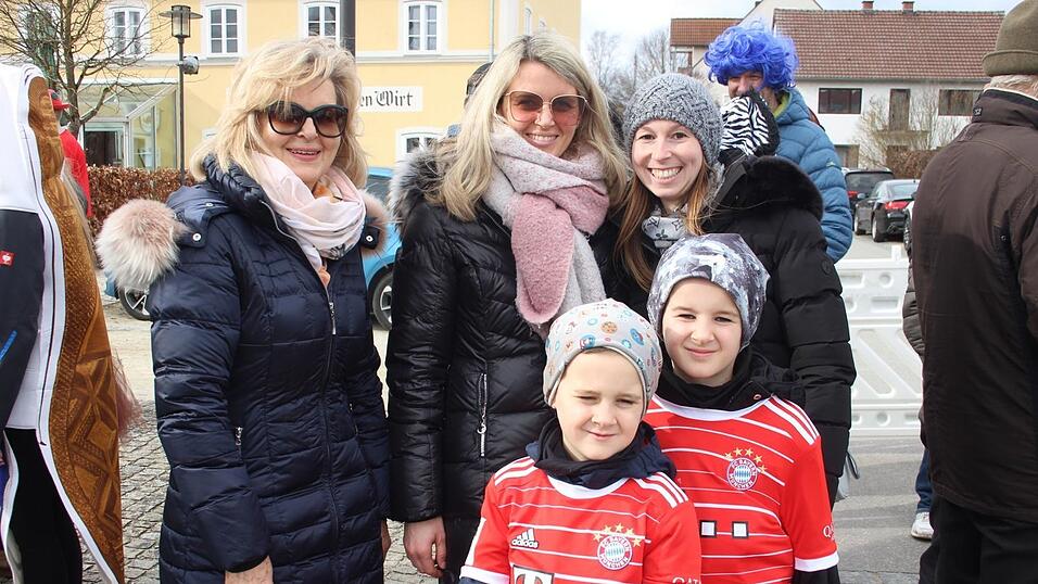 Viele Faschings-Fans haben sich am Samstag den Umzug in Langenbach angesehen. Viele Faschings-Fans haben sich am Samstag den Umzug in Langenbach angesehen.