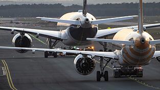 Lufthansa und Condor konkurrieren am Frankfurter Flughafen. (Archivbild)