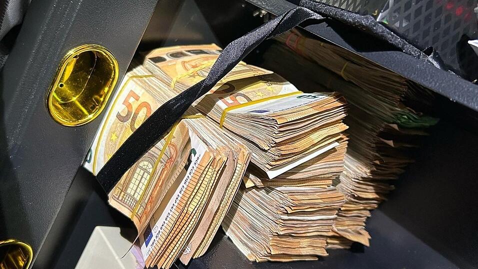 Bei einem Einsatz gegen Schwarzarbeit haben Ermittler auch größere Mengen Bargeld beschlagnahmt. Bei einem Einsatz gegen Schwarzarbeit haben Ermittler auch größere Mengen Bargeld beschlagnahmt.