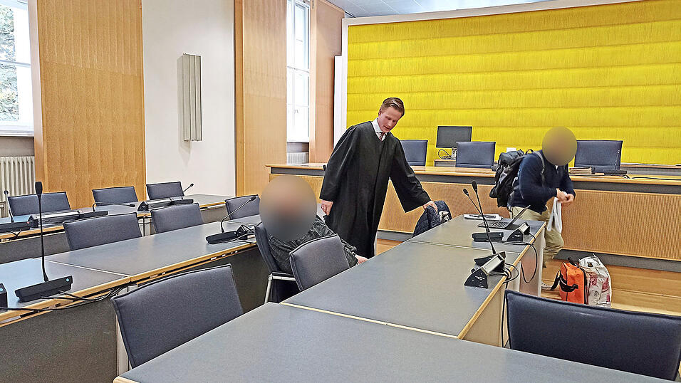 Der Angeklagte (links) musste buchstäblich vor den Richter geführt werden. Aufgrund seiner Erkrankung war er unfähig, der Verhandlung zu folgen, sinnvoll Fragen zu beantworten oder einfach nur gerade zu sitzen.