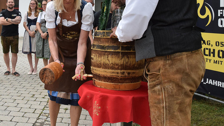 Meisterlich war der Bieranstich bei der Bierprobe durch Schirmherrin Elisabeth Winklmaier-Wenzl. Meisterlich war der Bieranstich bei der Bierprobe durch Schirmherrin Elisabeth Winklmaier-Wenzl.