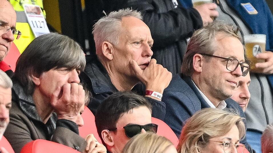 Auch die Trainer-Legenden Joachim Löw (l.) und Christian Streich (M.) waren im Stadion.