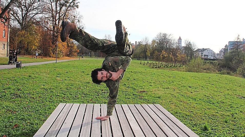 Das ist nicht mehr Tanz, sondern schon Akrobatik. Der frisch gebackene Vizeweltmeister Phillip Meyer in Aktion. Das ist nicht mehr Tanz, sondern schon Akrobatik. Der frisch gebackene Vizeweltmeister Phillip Meyer in Aktion.