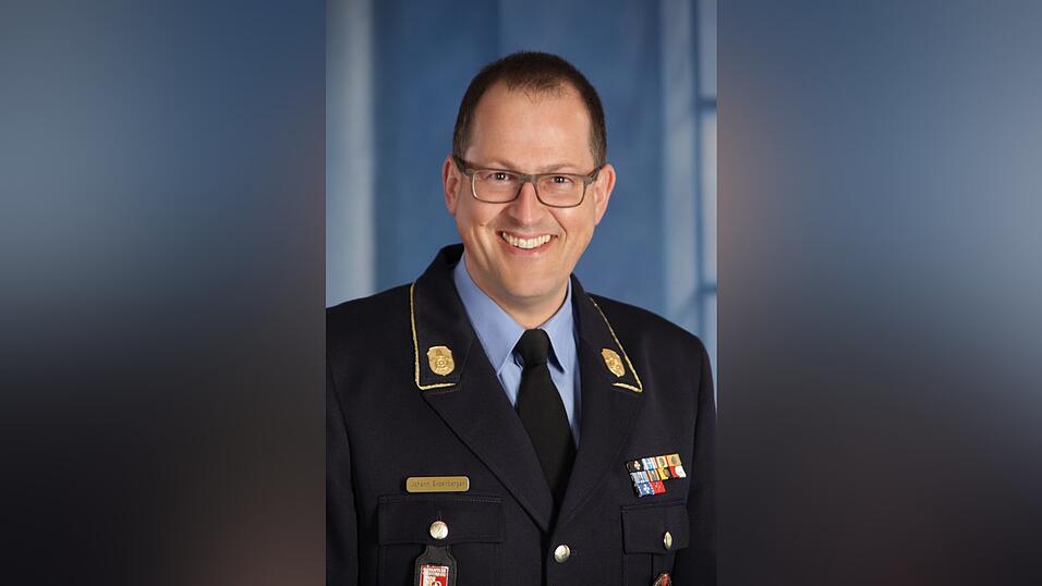 Johann Eitzenberger, der Vorsitzende des Landesfeuerwehrverbandes (LFV), betont im Zuge der Forderung auch die Verantwortung der Feuerwehrleute. Johann Eitzenberger, der Vorsitzende des Landesfeuerwehrverbandes (LFV), betont im Zuge der Forderung auch die Verantwortung der Feuerwehrleute.