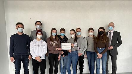 Das 'Jugend forscht'- und 'Sch&uuml;ler experimentieren'-Team des Veit-H&ouml;ser-Gymnasiums (VHG) Bogen: (v.l.) Florian Leutschafft, Lea Koller, Madita Scharmann, Tessa Tanne, Julian Feldmeier, Luisa Lehner und Jana Hilmer mit den betreuenden Lehrern Dr. Bernhard Stojetz und Wilhelm Gasparics sowie Schulleiter Clemens Kink.