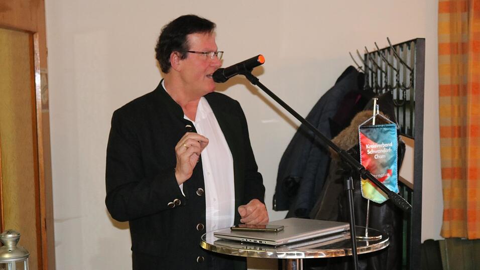 Wolfgang P&ouml;schl spricht bei einer Veranstaltung zur Landtagswahl.