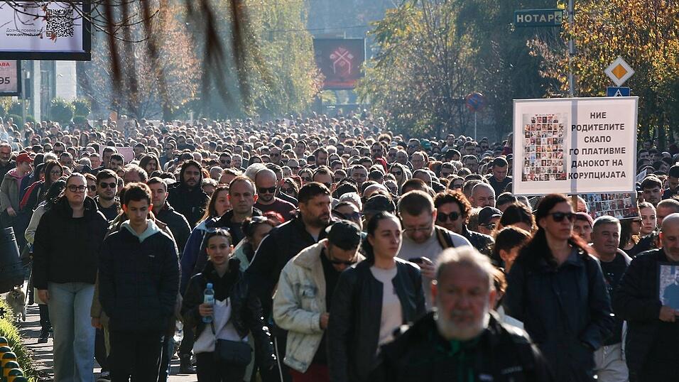 Viele Nordmazedonier machen Korruption als Hintergrund für den verheerenden Brand im Nachtclub von Kocani mit 63 Toten verantwortlich. Auch dies soll nun ein Prozess vor Gericht in Skopje klären. Viele Nordmazedonier machen Korruption als Hintergrund für den verheerenden Brand im Nachtclub von Kocani mit 63 Toten verantwortlich. Auch dies soll nun ein Prozess vor Gericht in Skopje klären.