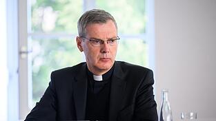 Bischof Heiner Wilmer beobachtet die „aufgeheizte und gereizte“ Diskussion über den Sozialstaat „mit Sorge“. Bischof Heiner Wilmer beobachtet die „aufgeheizte und gereizte“ Diskussion über den Sozialstaat „mit Sorge“.