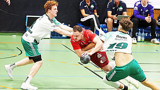 Nicht zu halten: Landshuts Daniel Scheibengraber (am Ball) legte mit sieben „Buden“ los wie die sprichwörtliche Feuerwehr. Nicht zu halten: Landshuts Daniel Scheibengraber (am Ball) legte mit sieben „Buden“ los wie die sprichwörtliche Feuerwehr.