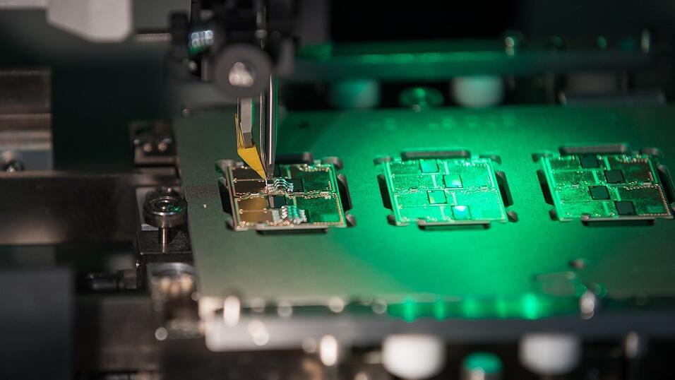 Die Halbleiterknappheit mit ihren negativen Folgen etwa f&uuml;r Autobauer wird sich nach Experteneinsch&auml;tzung noch weit ins kommende Jahr hinziehen.