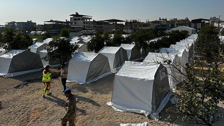 Ein Teil der Zeltstadt, die mit RKT-Mitteln errichtet werden konnte. Ein Teil der Zeltstadt, die mit RKT-Mitteln errichtet werden konnte.