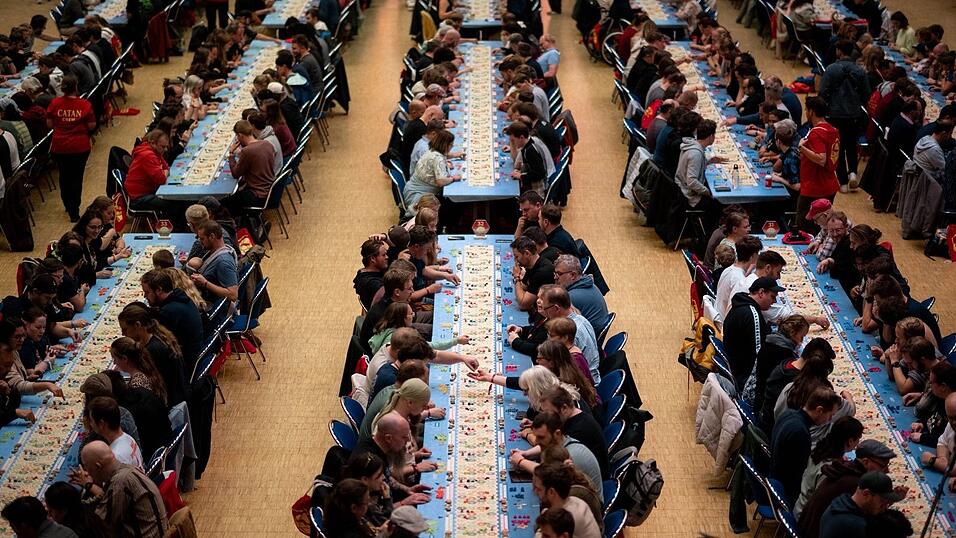 Dem Unternehmen Kosmos zufolge ist Catan binnen 30 Jahren mit vielen Erweiterungen mehr als 45 Millionen Mal in gut 100 Ländern verkauft worden. Dem Unternehmen Kosmos zufolge ist Catan binnen 30 Jahren mit vielen Erweiterungen mehr als 45 Millionen Mal in gut 100 Ländern verkauft worden.