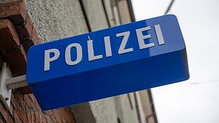 Der Sportwagen wurde auf der nächsten Polizeidienststelle genauer überprüft. (Symbolbild) Der Sportwagen wurde auf der nächsten Polizeidienststelle genauer überprüft. (Symbolbild)