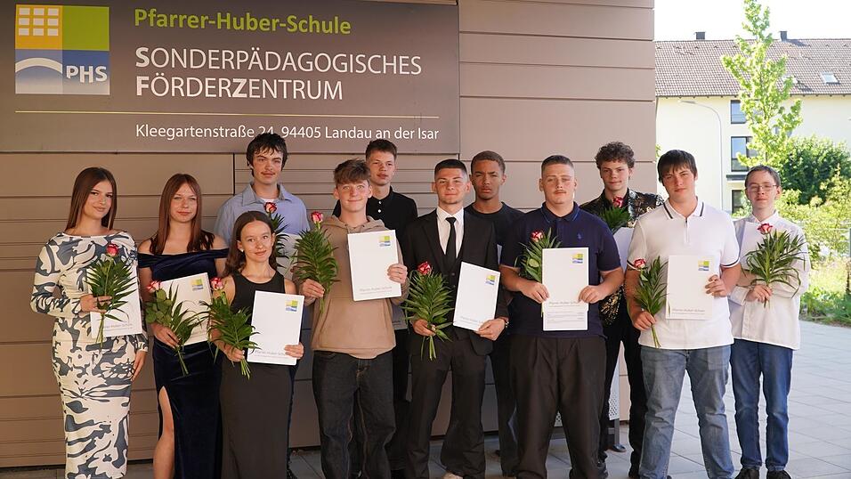 Mit dem Zeugnis geht es für die zwölf Entlassschüler ab in einen neuen Lebensabschnitt. Das wurde gemeinsam groß gefeiert. Mit dem Zeugnis geht es für die zwölf Entlassschüler ab in einen neuen Lebensabschnitt. Das wurde gemeinsam groß gefeiert.