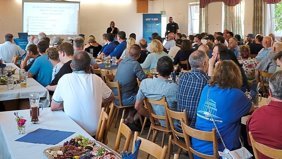 Im Gasthaus war es voll. Rund 150 Zuhörer waren dabei. Die AfD-Landtagsfraktion berichtete über ihre Arbeit.
