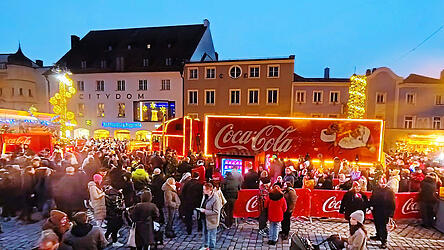 Alle Fieranten schw&auml;rmen vom Coca Cola-Truck, der laut Stadtmarketing am vergangenen Samstag 30.000 Besucher in die Innenstadt gelockt hat.
