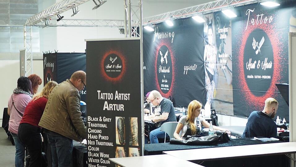 Rund 40 Aussteller und etwa 90 Tattoo-Künstler sind auf der Tattoo Convention in Straubing vertreten. Rund 40 Aussteller und etwa 90 Tattoo-Künstler sind auf der Tattoo Convention in Straubing vertreten.