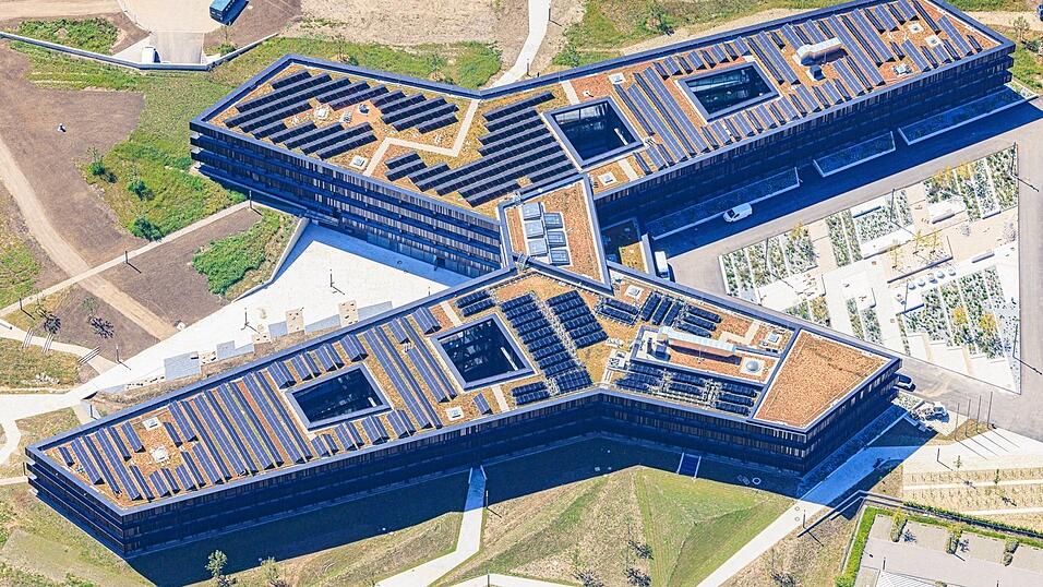 Auf dem Foto aus dem Sommer war das Landratsamt noch nicht bezogen. Und ein Großteil des Amtes bleibt nicht öffentlich begehbar. Auf dem Foto aus dem Sommer war das Landratsamt noch nicht bezogen. Und ein Großteil des Amtes bleibt nicht öffentlich begehbar.