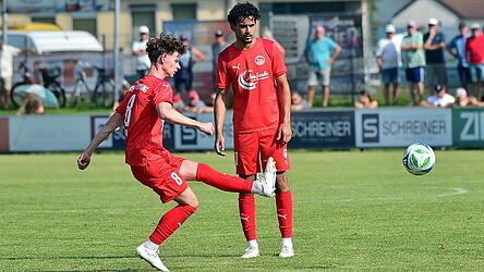 Die SpVgg Plattling um Moritz Rem (l.) geht zur Saison 2026/27 wieder in der Bezirksliga Ost an den Start. Die SpVgg Plattling um Moritz Rem (l.) geht zur Saison 2026/27 wieder in der Bezirksliga Ost an den Start.