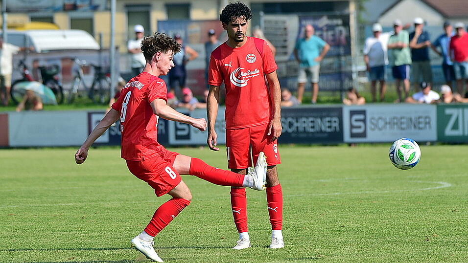 Die SpVgg Plattling um Moritz Rem (l.) geht zur Saison 2026/27 wieder in der Bezirksliga Ost an den Start.