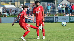 Die SpVgg Plattling um Moritz Rem (l.) geht zur Saison 2026/27 wieder in der Bezirksliga Ost an den Start. Die SpVgg Plattling um Moritz Rem (l.) geht zur Saison 2026/27 wieder in der Bezirksliga Ost an den Start.